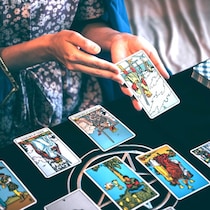 テレビが占いを信じるのは新年三が日まで…正月特番でなぜか占い番組が「解禁」される切実な放送ウラ事情