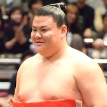 「どうやっていくんだ」「もろ差しで走ります」横綱・大の里に土を付けた義ノ富士が師匠・伊勢ケ浜親方に語っていた「必勝作戦」