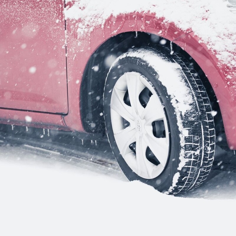 日本各地の国道事務所が「危険！迷惑！法令違反！」とSNSでガンガン警告する「積雪ノーマルタイヤ特攻」の現場写真