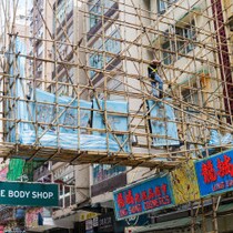香港「高層マンション大規模火災」で浮き彫りになった「致命的な弱点」竹製足場の炎が外壁をつたって上階へ一直線！
