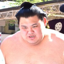 えっ、取り直し!? 横綱・大の里は軍配も見ず諦めたのに…宇良が「２回はさすがに勝てない」とボヤく「明らかなスロー映像」を見た「疑惑の親方」