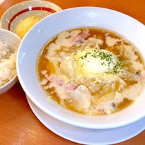 【潜入実食ガチレポ】麺よりシメのリゾットが…幸楽苑「カルボらーめん」はカルボナーラではなく「完全にクリームシチュー」だった