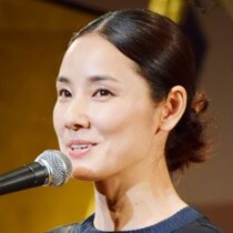 吉田羊の珍妙衣装にツッコミ殺到「背中出ちゃってる？」