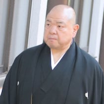 初場所「天覧相撲」で前代未聞の大失態！八角理事長が怒りを押し殺してコメントした「難問山積」
