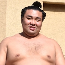 【波乱の初場所】「天覧相撲後遺症」のダメ横綱２人は期待薄で…首の痛みが消えた関脇・霧島の「充実しきった」勢い