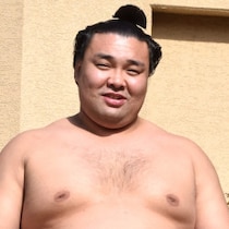 【波乱の初場所】「天覧相撲後遺症」のダメ横綱２人は期待薄で…首の痛みが消えた関脇・霧島の「充実しきった」勢い