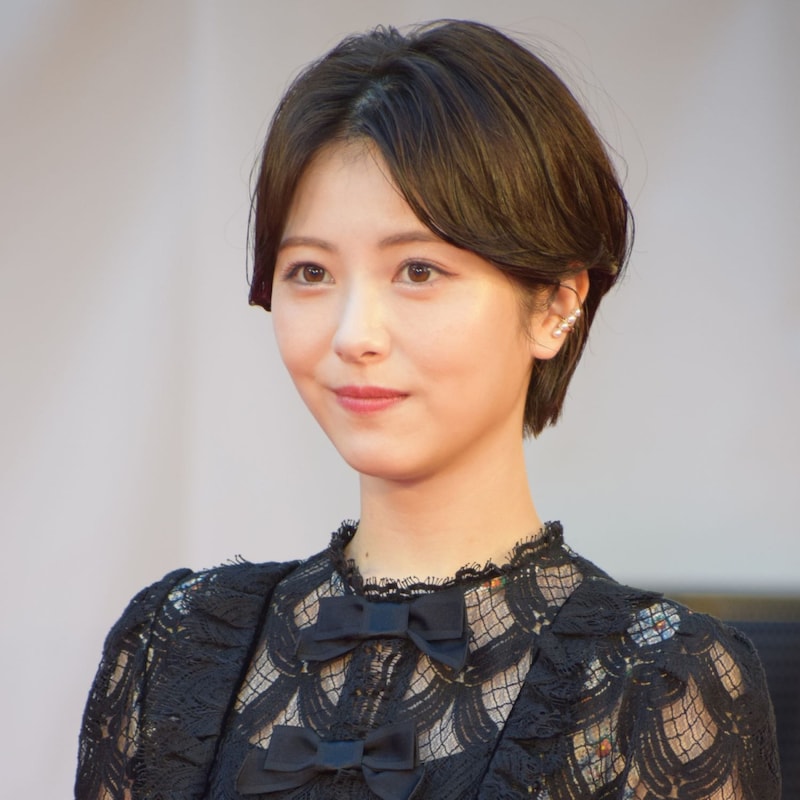 浜辺美波を襲った「整形疑惑動画」と「海老天で食あたり」の踏んだり蹴ったりな顛末