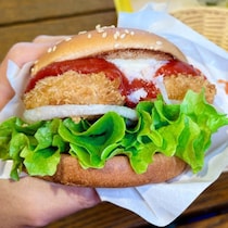 【潜入実食ガチレポ】フレッシュネスバーガー「オオズワイガニのクリームコロッケバーガー」はコロッケの上に蟹身と蟹ミソ風味のおトク感