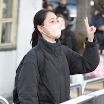 【発見撮】フジテレビ・宮本真綾アナ「ファン男性へのピースサイン」姿に期待高まる「福岡出身センパイに続け！」