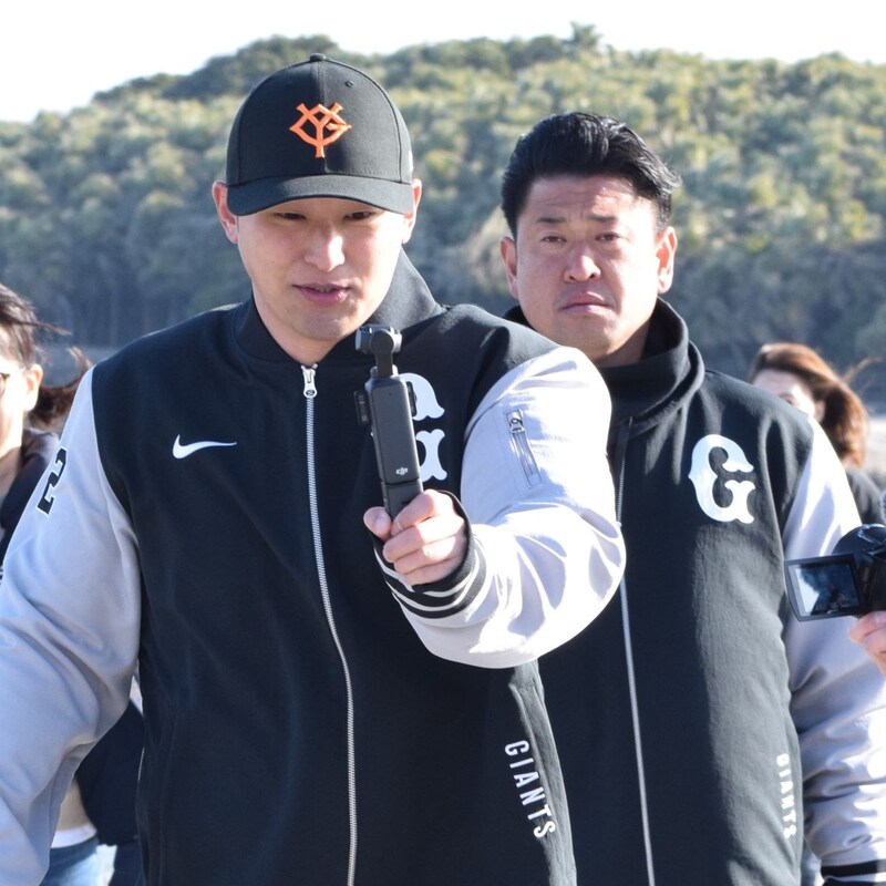 【巨人・春季キャンプで目撃撮】吉川尚輝「青島神社参拝後」に十数人のファンが完全ベタ張り同行！「不測事態」のワケとは