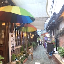 「ニュートロ」って知ってる？「映える昭和文化」が韓国で大ブーム！若者が熱狂する「くすんだ看板・カセットテープ・100年前の建物・演歌」