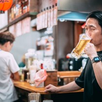 【渋谷発】若者VSおじさん「40歳以上入店禁止の居酒屋」が関西に飛び火した「立ち飲み文化の常識」トラブル激突