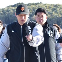 【巨人・春季キャンプで目撃撮】吉川尚輝「青島神社参拝後」に十数人のファンが完全ベタ張り同行！「不測事態」のワケとは