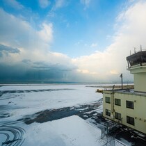 元パイロットが証言「欠航率日本一」の空港は「海岸線とほぼ並行する滑走路」「特に冬場はひどい」