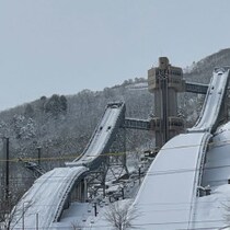 ミラノ・コルティナ五輪に大スキャンダル！スキージャンプ選手「局部にヒアルロン酸注入」疑惑で「股間の翼」狂気の空中戦