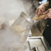【鉄道ミステリー】そば・うどんは多いのに「駅ラーメン」がほとんど存在しない「シビアな裏事情」