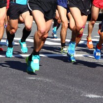 顔面と全身に「磁気シール100枚超」異様なマラソンランナーの走りに「効果」はあったのか…専門家がズバリ！