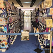 「社長の盗撮事件で営業停止」カプセルトイ専門店に貼られていた「盗撮してんじゃねぇ!!」警告ポスターの悲哀