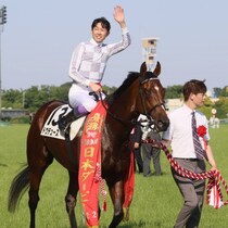 「種付け料1000万円」ドウデュース初仔は超珍しい「プレミア柄」だった「白毛…じゃなくて茶色とのブチ!?」