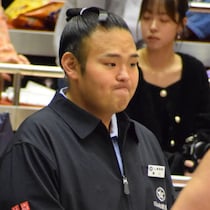 春場所直前「最年少師匠」湊川親方のユニークな指導風景「開始は10時」「２組同時ぶつかり稽古」「幕内も若い衆も同メニュー」