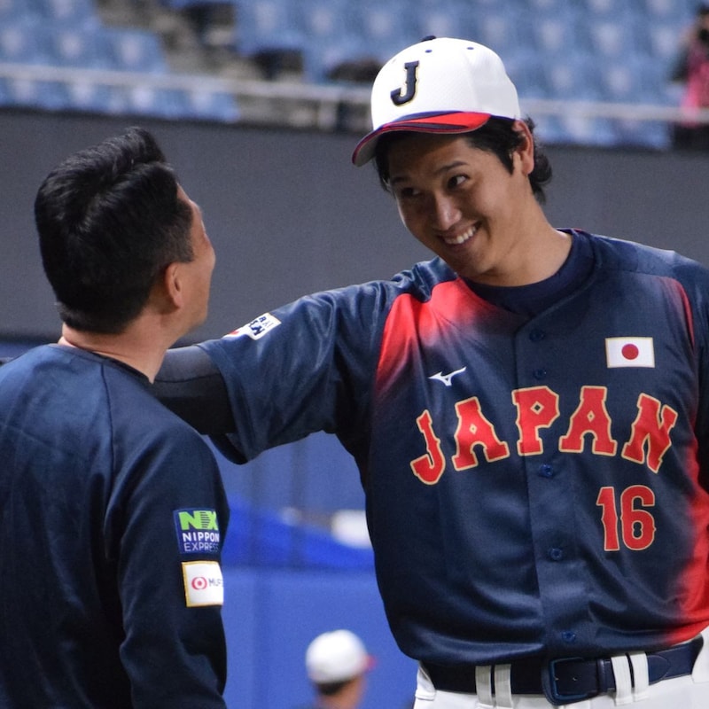 まさかの表情！大谷翔平がグラウンドで“悪い顔”見せた旧知のスタッフの「正体」とは