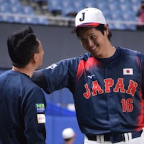 まさかの表情！大谷翔平がグラウンドで“悪い顔”見せた旧知のスタッフの「正体」とは