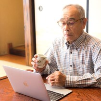 高齢者がどっぷり洗脳される「YouTube自動再生」で次から次と「怪奇陰謀論」動画！「エコーチェンバー現象」の底なし沼