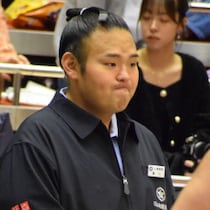 春場所直前「最年少師匠」湊川親方のユニークな指導風景「開始は10時」「２組同時ぶつかり稽古」「幕内も若い衆も同メニュー」