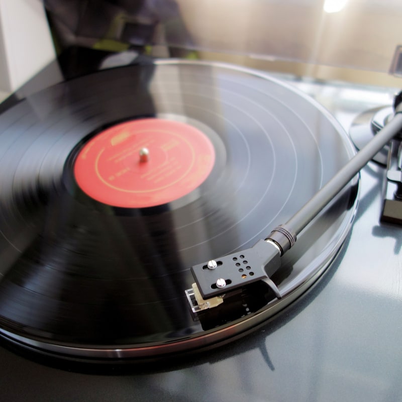 流行中！昭和レトロブーム「主婦VS中年おじさん」ハマり方がまるで違う「熱狂推し活」と「静かな一点豪華主義」