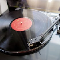 流行中！昭和レトロブーム「主婦VS中年おじさん」ハマり方がまるで違う「熱狂推し活」と「静かな一点豪華主義」