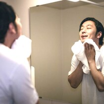 鼻の頭の黒ずみと詰まった毛穴が…中高年男性の心に深～く刺さった洗顔料ブームの正体「角栓崩壊」「ビフォーアフター衝撃写真」