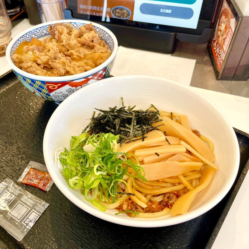 【潜入実食ガチレポ】「吉野家」3本柱の新定番「牛丼・油そばセット」ってどうよ!? 合わせる必然性なし&味変しづらい理由