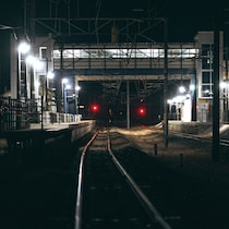 鉄道各社３月ダイヤ改正「終電繰り上げ」の罠！帰宅難民が味わう「ボッタクリ＆違法業者」無法地帯の地獄絵図