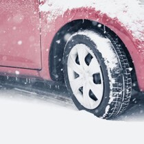 日本各地の国道事務所が「危険！迷惑！法令違反！」とSNSでガンガン警告する「積雪ノーマルタイヤ特攻」の現場写真