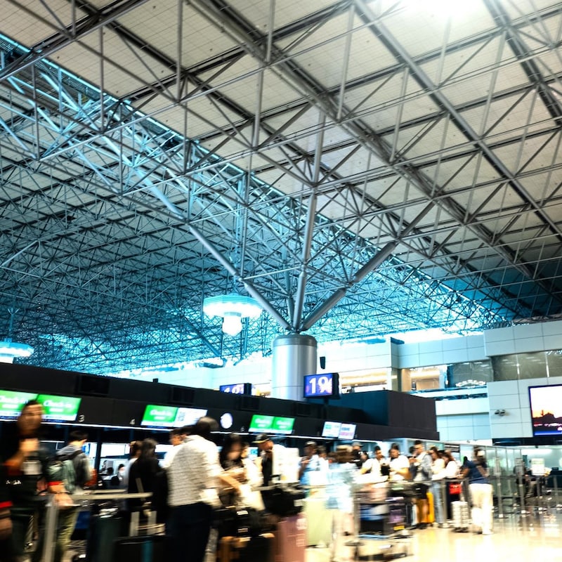 イラン戦争のトバッチリ!中東ハブ空港の乗り継ぎ「欠航⇒軟禁地獄」に泣く旅行者の悲劇「自力で高額帰国便を買い直し」