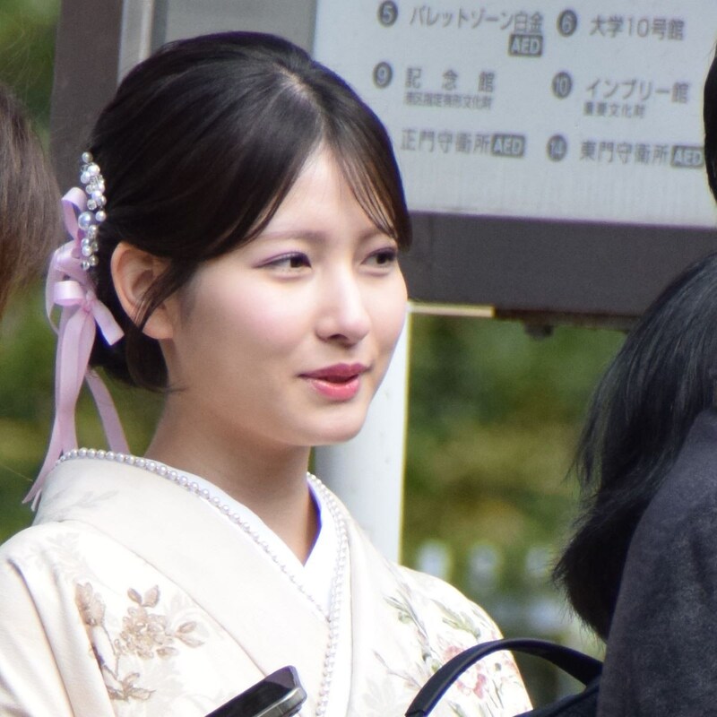 【目撃撮】元「モーニング娘。」北川莉央の大学卒業式での「袴姿」をキャッチ!4月からテレビ東京アナウンサーになる元アイドルが受けた“洗礼”とは…