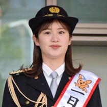 【目撃撮】「『THE TIME,』出演」フリーアナ・原千晶が一日警察署長に就任！「骨折から完全復活」脚線美にギャラリーはメロメロ
