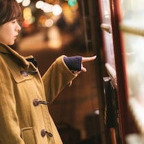 深夜営業のファミレス激減で腹が減ったら「レトロ自販機グルメ」へGO！そば・うどん・ラーメン・ハンバーガー・カレー・弁当も…