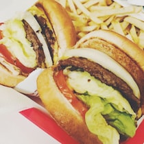 「ロッテリア⇒ゼッテリア」に変貌で「滞在型カフェ」に！マクドナルドとの「バーガー戦争」が始まった