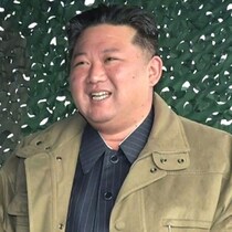 北朝鮮・金正恩の「わんにゃんアピール」大作戦！「犬肉料理店」大々的オープン直後にペットショップで「白い子犬」を抱き上げ…