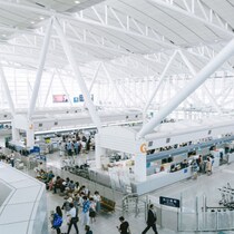 「リニューアル好評」関西国際空港とは対照的！市街地に近すぎる「限界空港・福岡」が「待たされて疲れる」評価急落