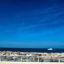 ペルシャ湾「監禁船舶」タンカーから釣り糸を垂らしてイカや太刀魚を…水と食料枯渇の地獄絵図