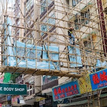 香港「高層マンション大規模火災」で浮き彫りになった「致命的な弱点」竹製足場の炎が外壁をつたって上階へ一直線！