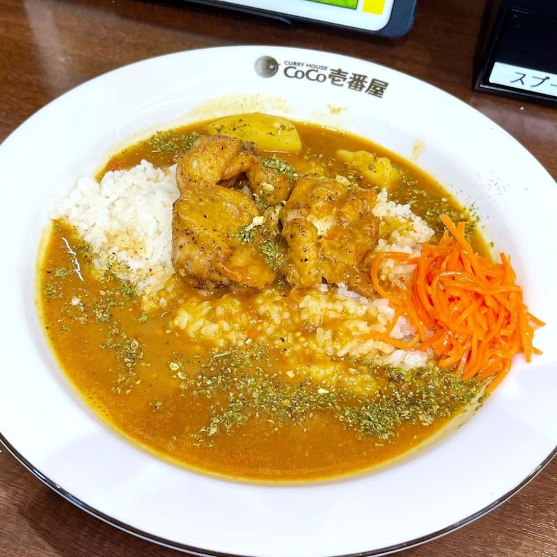 【潜入実食ガチレポ】「CoCo壱番屋」の期間限定「ケララチキンスパイスカレー」は「ん？ 味が薄い」スパイシーさに全振りしすぎで…