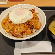 𠮷野家が油そば導入で気になる“牛丼3大チェーン”で「じゃないほうメニュー」こそ食うべし！（2）パンチの効いた松屋の「ガーリックバター豚カルビエッグ丼」