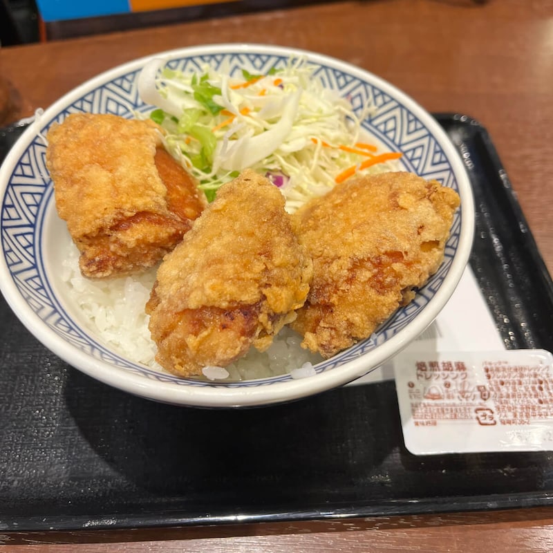 𠮷野家が油そば導入で気になる“牛丼3大チェーン”で「じゃないほうメニュー」こそ食うべし！（1）カリッとしてジューシーな𠮷野家の「から揚げ丼」