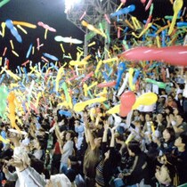 隣にポトリ…まるで飛ばない甲子園の「ジェット風船」は「飛ばすより苦情ゼロと回収率が大事」選手をイラ立たせる「破裂音」