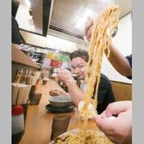 【大食いドッキリ動画】女フードファイター「もぐもぐさくら」が店主の超リアルな反応を引き出す「顔バレしていない」メリット