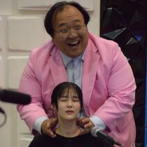 【目撃撮】テレビ東京・中原みなみアナが巨体芸人のマッサージに“極楽顔”！ゲーム配信は終了も「新企画」が期待され…