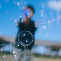 【恐怖体験談】玄関前で「電話を貸して」…アメリカ＆イギリスで目撃談が相次ぐ「黒目しかない子供たち」